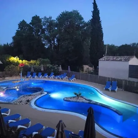 3 Etoiles - Piscine - Eeebcb Kamp alanı *
